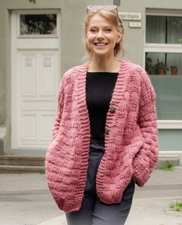 ПОДОВЖЕННИЙ КАРДІ З ФАКТУРНИМ МАЛЮНКОМ І V-ПОДІБНОЮ ГОРЛОВИНОЮ 