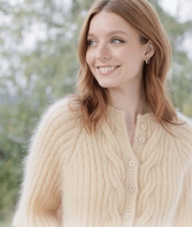 В'ЯЗАНИЙ ЖАКЕТ З КОСАМИ СПЕРЕДУ 