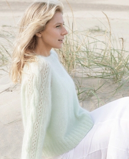 В'ЯЗАНИЙ ДЖЕМПЕР-РЕГЛАН З КОСАМИ І АЖУРНИМ МАЛЮНКОМ НА РУКАВАХ 